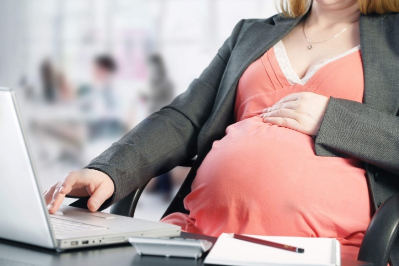 Беременная мама на работе